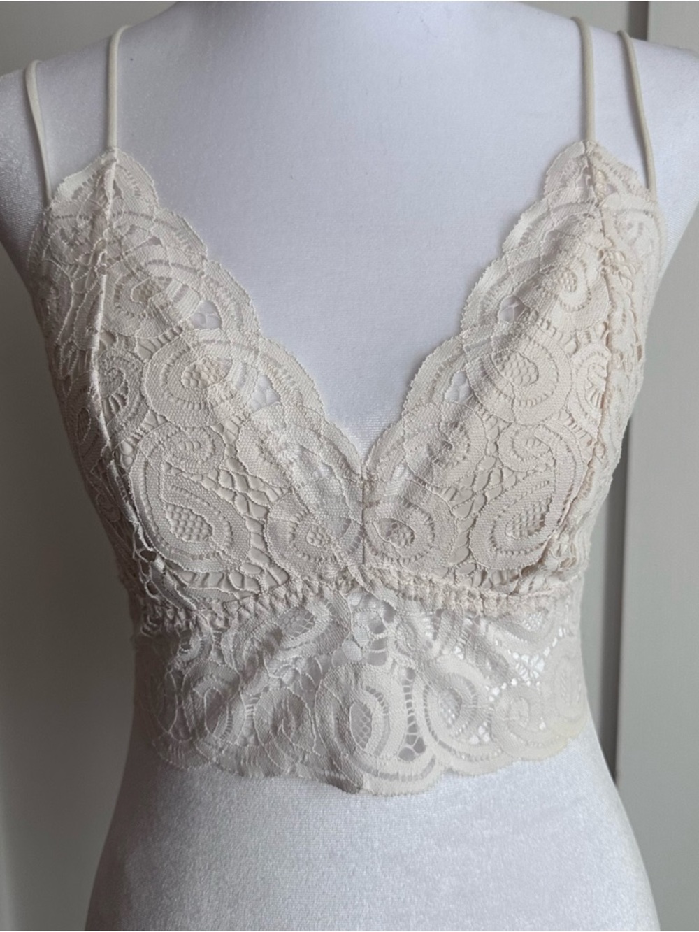 Victoria’s Secret PINK White Lace Crochet Bralette-Size M